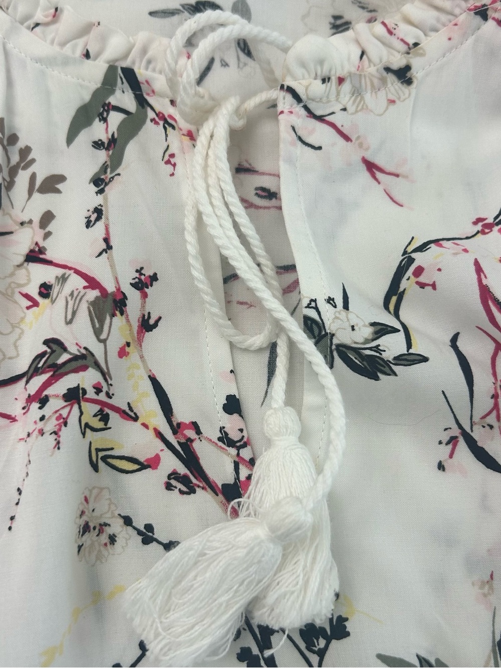 White House Black Market White Floral V-Neck Short Sleeve Blouse - Picture 2 of 3